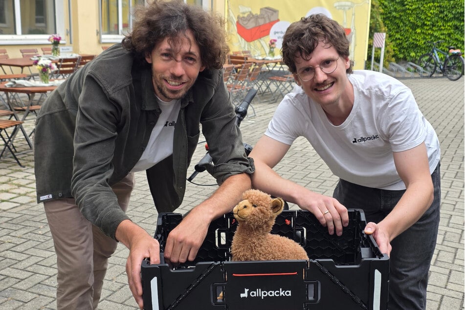 Lukas Ludwig (30, l.) und Jonathan Vincentz (29) haben die "allpacka" Lastenbox fürs Fahrrad erfunden.
