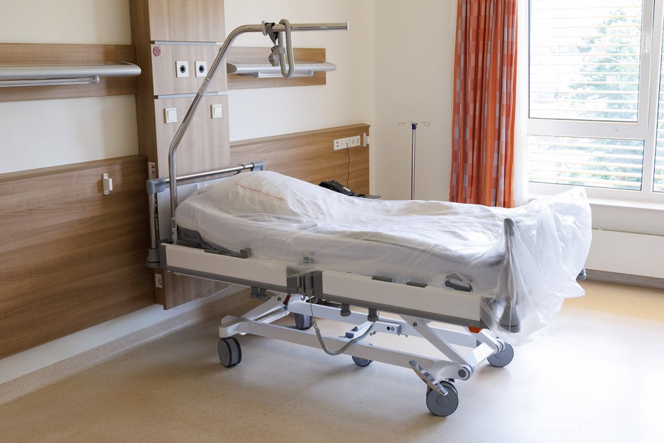 In einem Magdeburger Krankenhaus verletzte eine Frau eine Patientin lebensbedrohlich. (Symbolbild)