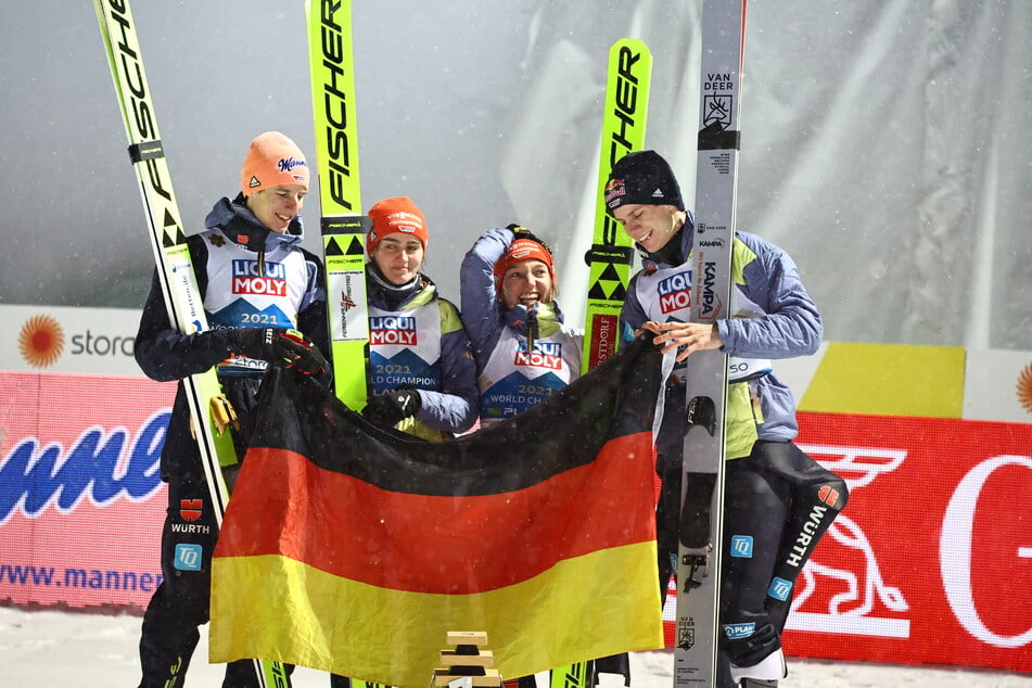 Da freuen sich die Goldmedaillen-Gewinner: Karl Geiger (v.l.n.r.), Selina Freitag, Katharina Althaus und Andreas Wellinger.