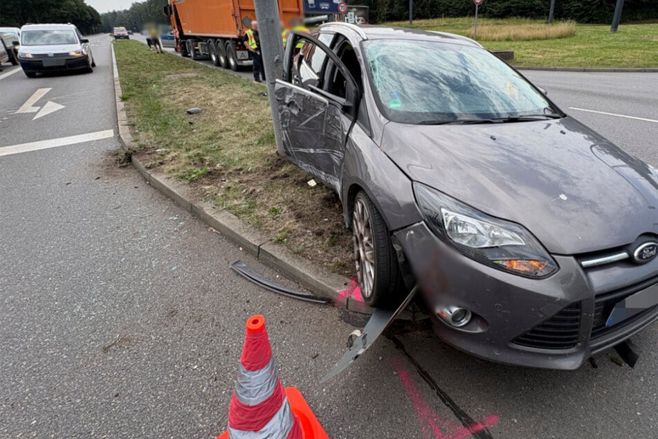 Sperrung auf Chemnitzer Südring nach Unfall: Ford wird gegen Ampel geschleudert