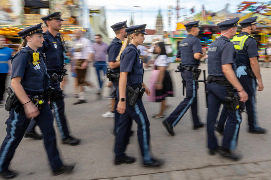 Polizeibeamte werden auch auf dem Münchner Oktoberfest ab diesem Jahr wohl äußerst genau hinschauen. (Archivbild)