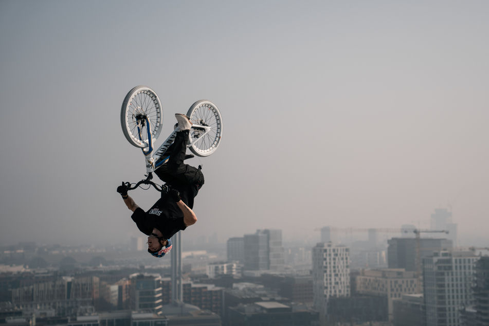 "Viele Menschen wissen, was ein Backflip ist, und können sich eher etwas darunter vorstellen als bei einem komplexeren, technischen Trick", erklärte Wibmer gegenüber TAG24, warum er sich für einen Rückwärtssalto als Stunt über der Elphi entschieden hat.