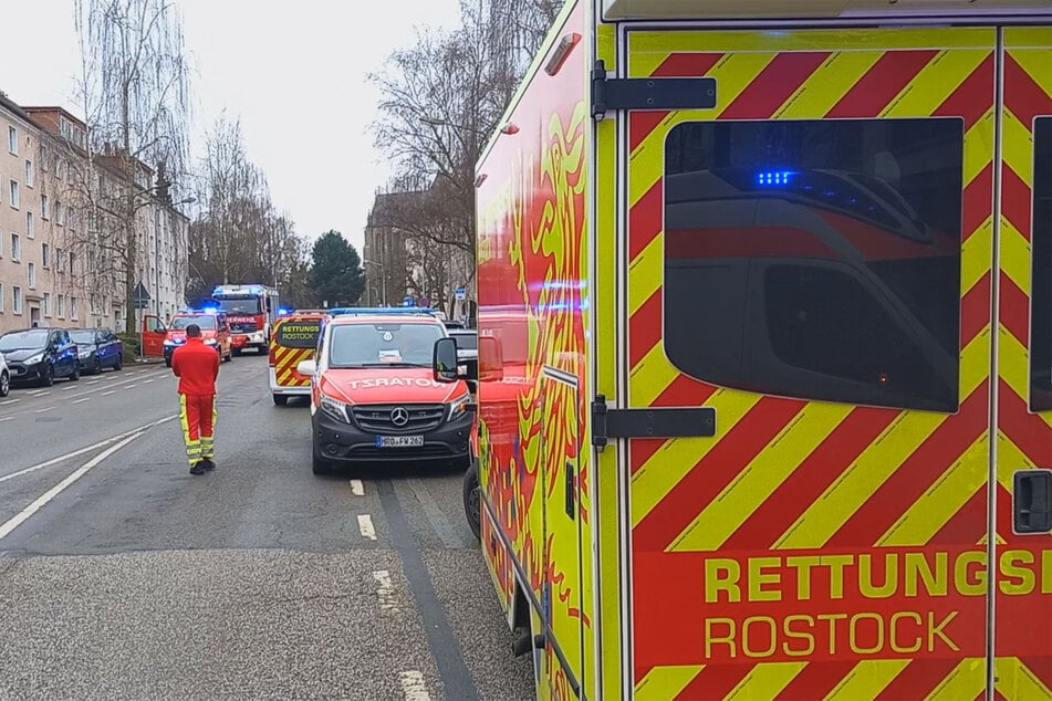 In Rostock ist eine Frau am heutigen Donnerstag von einem Mann angegriffen und niedergestochen worden.