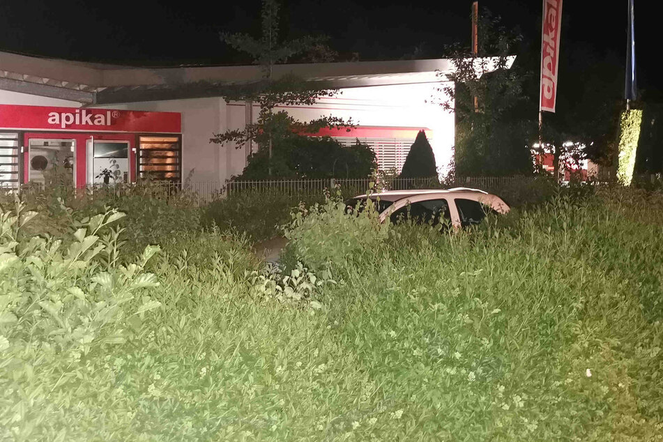 20-jährige Opelfahrerin will abbiegen, landet aber in Hecke