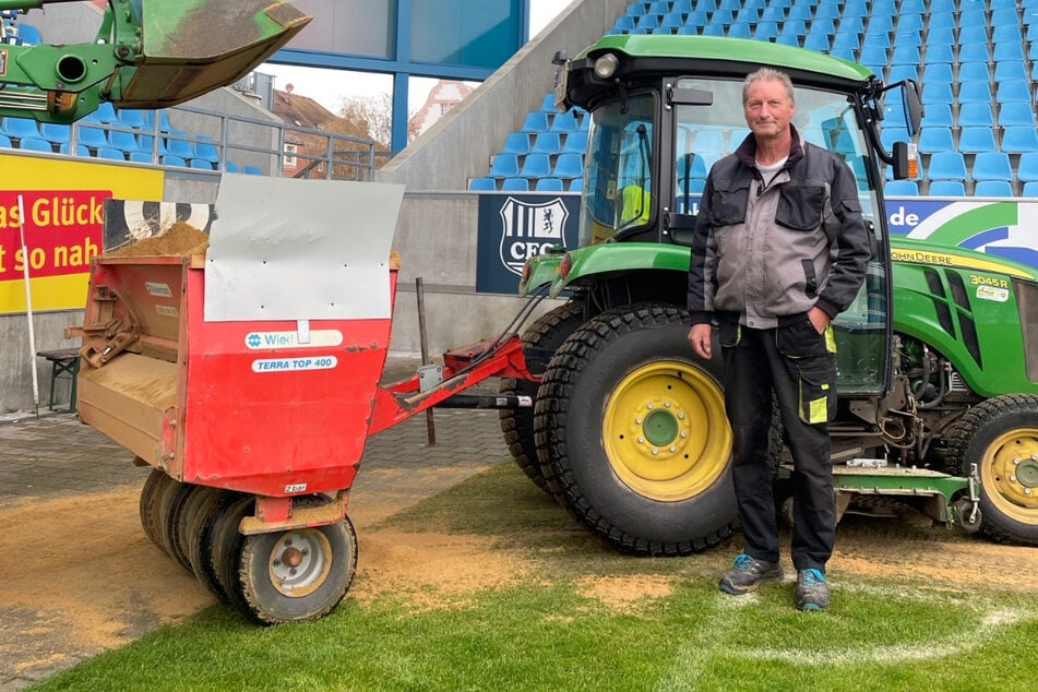 Greenkeeper Heiko Helbig vor seinem Traktor, mit dem er 20 Tonnen Sand für die Wellness-Kur der Gellertwiese verteilt hat.