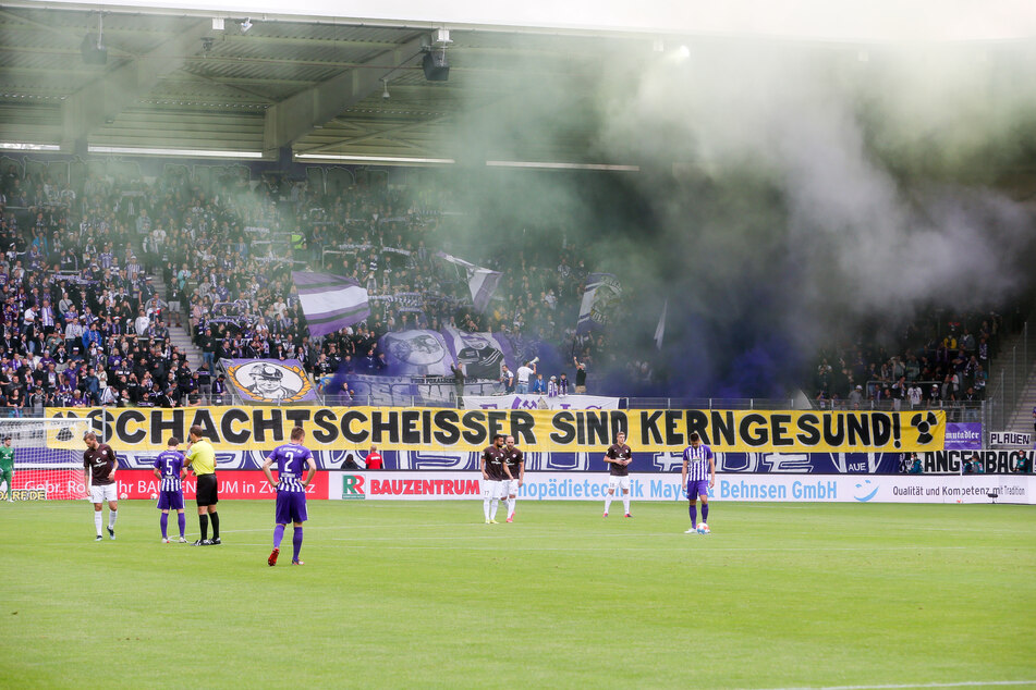 Nebeltöpfe im Stadion: Aue-Fans haben Pyrotechnik gezündet.