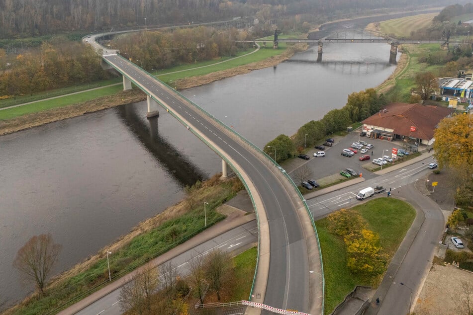 Zur Untätigkeit verdammt: Die Elbbrücke darf sicherheitshalber nicht mehr genutzt werden.