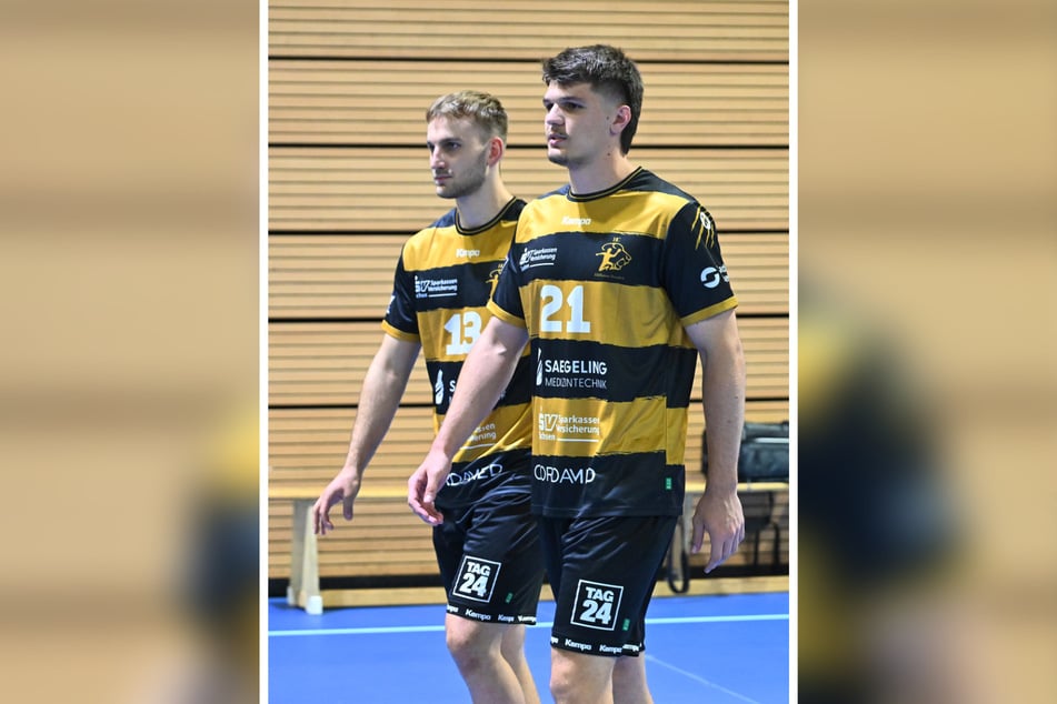 Neuzugang Anton Preußner (20, l.) und Ediz Aktas (20) präsentierten den neuen Sponsor auf der Hose - TAG24.