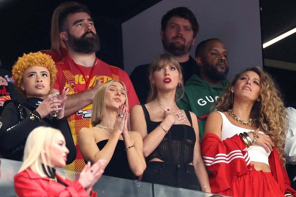 Taylor Swift (c.) appeared at the Super Bowl on Sunday to cheer on boyfriend Travis Kelce.