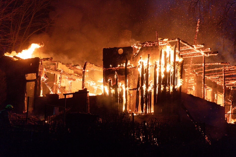 Die ehemalige Gaststätte "Waldhaus" fällt in den Flammen zusammen.