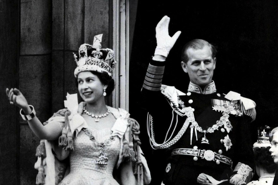2. Juni 1953: Königin Elizabeth II. von Großbritannien und ihr Mann, Prinz Philip, winken nach der prunkvollen Krönungszeremonie in der Westminster-Abtei vom Balkon des Buckingham Palasts den Menschen zu.