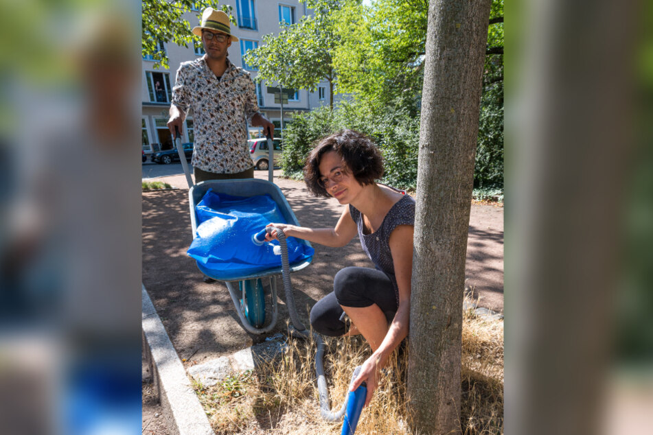 Mit Schubkarre und Wasser-Sack: Nadja Görnert (44, Grüne) und Mousse Mbarek (36) gossen auch mit.