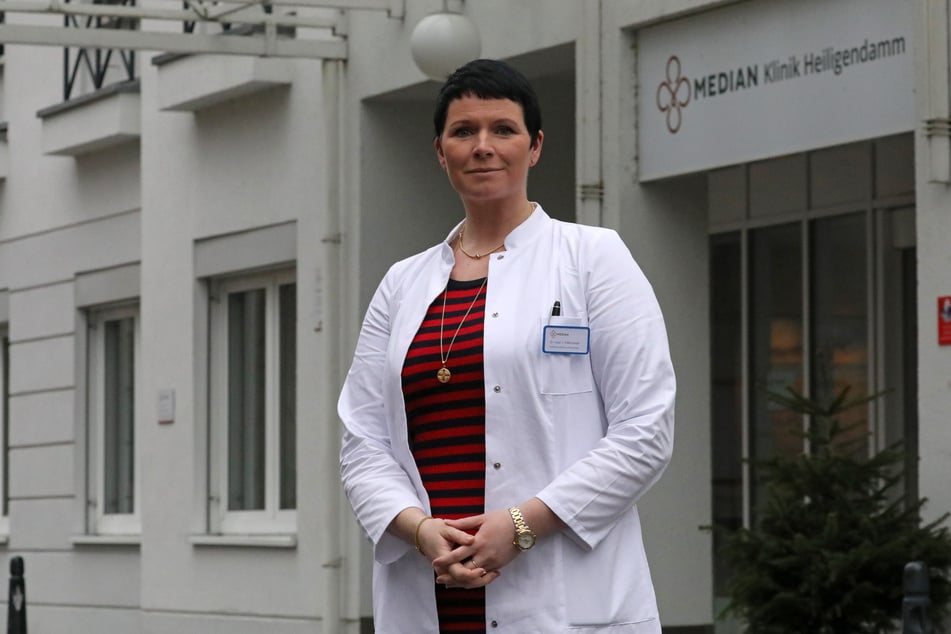 Jördis Frommhold, Chefärztin, steht vor der Median-Klinik.