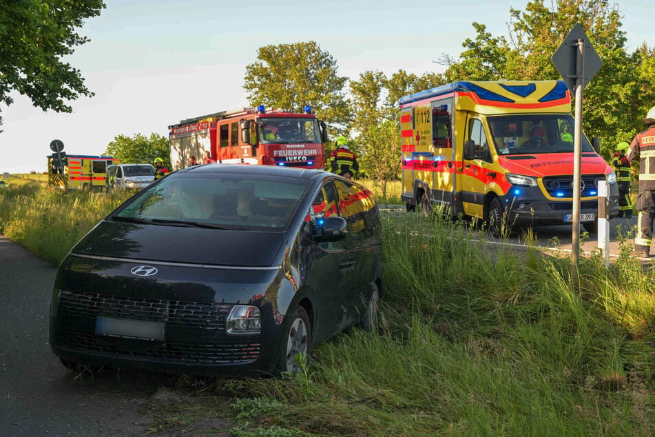 Der Hyundai Staria wurde durch die Wucht des Unfalls von der Fahrbahn geschoben.