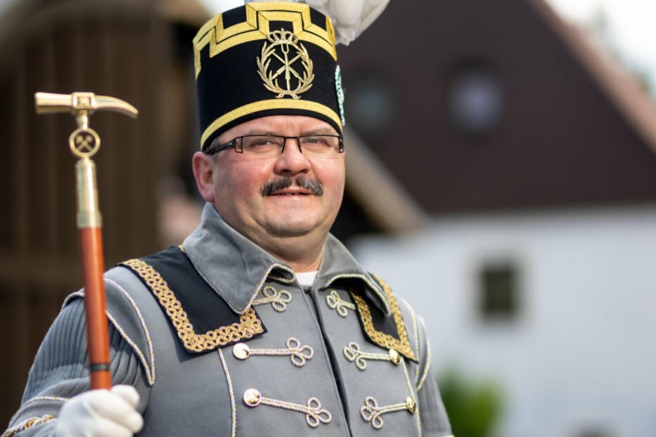 Rene Maier (50) gehört zur Saigerhüttenknappschaft in Olbernhau-Grünthal, die alte Traditionen bewahrt. Maier trägt mit Stolz sein schmuckes Habit.