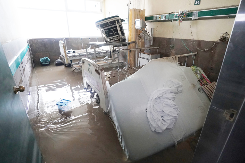 Überschwemmte Zimmer, beschädigte Betten und medizinische Geräte stehen in einem öffentlichen Krankenhaus in der Stadt Tula.