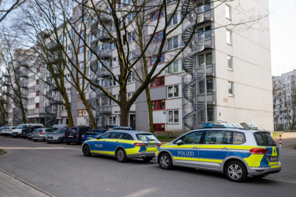 Mitte April wurde in einer Wohnung in Hamburg-Steilshoop die Leiche eines 39-Jährigen gefunden. Am vergangenen Freitag wurden drei Verdächtige verhaftet.