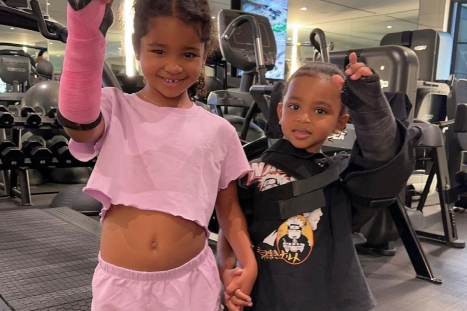 Khloé Kardashian's daughter True Thompson (l.) and her nephew Psalm West have also suffered injuries, just like Kim Kardashian.