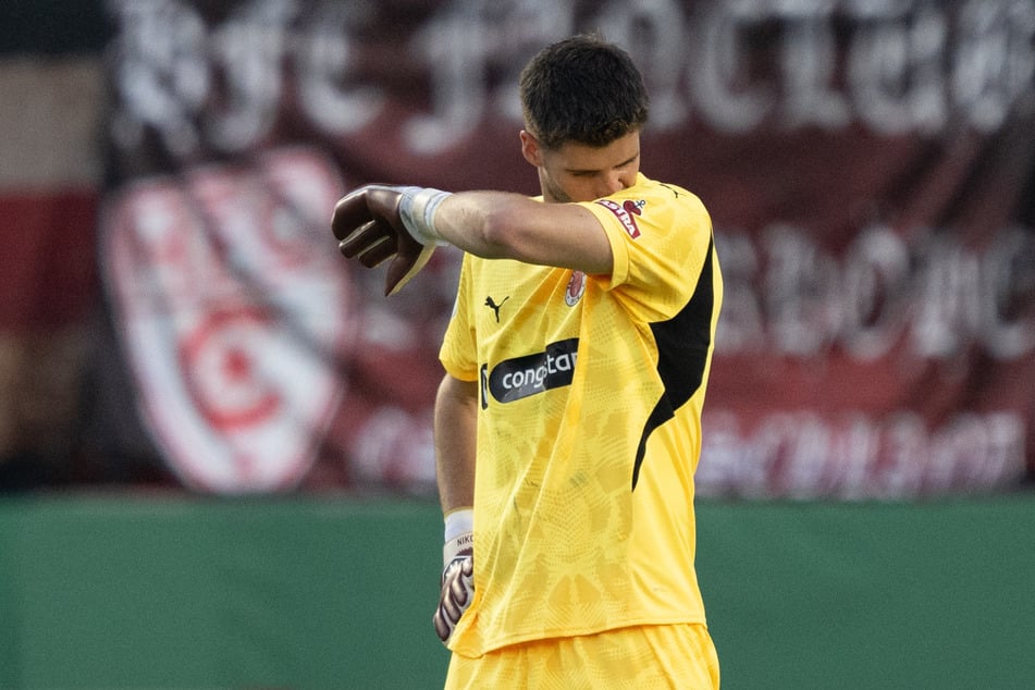 Nikola Vasilj (28) wird auch in der kommenden Saison das Tor des FC St. Pauli hüten.