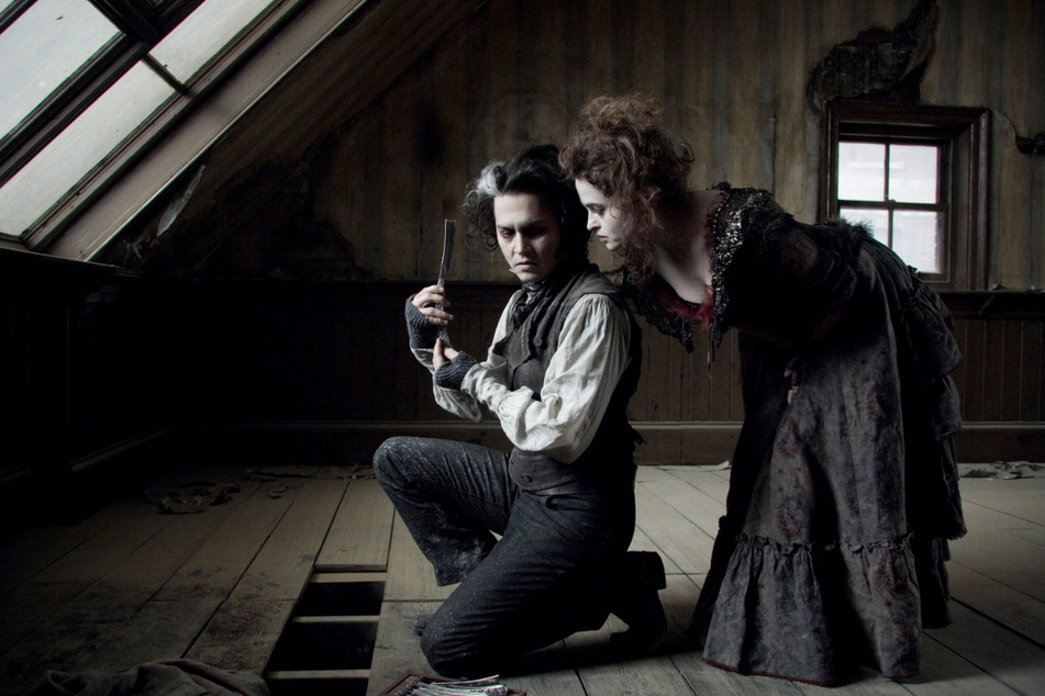 Barbier Todd schlitzt Kehlen auf, Mrs. Lovett backt Pasteten aus den Leichen: Johnny Depp und Helena Bonham Carter in Tim Burtons "Sweeney Todd"-Verfimung aus dem Jahr 2007.