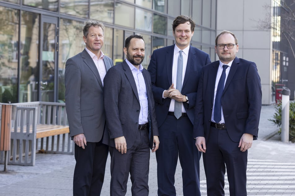 Gestalten das Pilotprojekt: Prof. Veit Rößner (v.l.n.r.), Ulf Matysiak (Beisheim-Stiftung), Conrad Clemens und Prof. Dr. Markus Donix (Krankenhaus Arnsdorf).