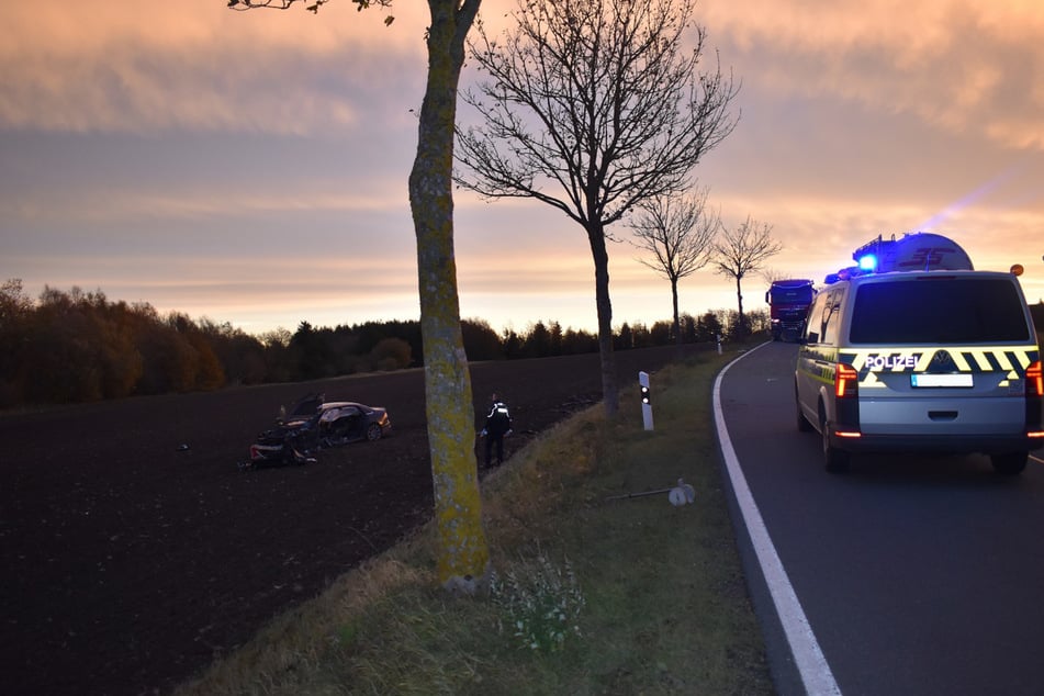 Die Kleinwagen kamen von der Straße ab und landeten auf einem Feld.