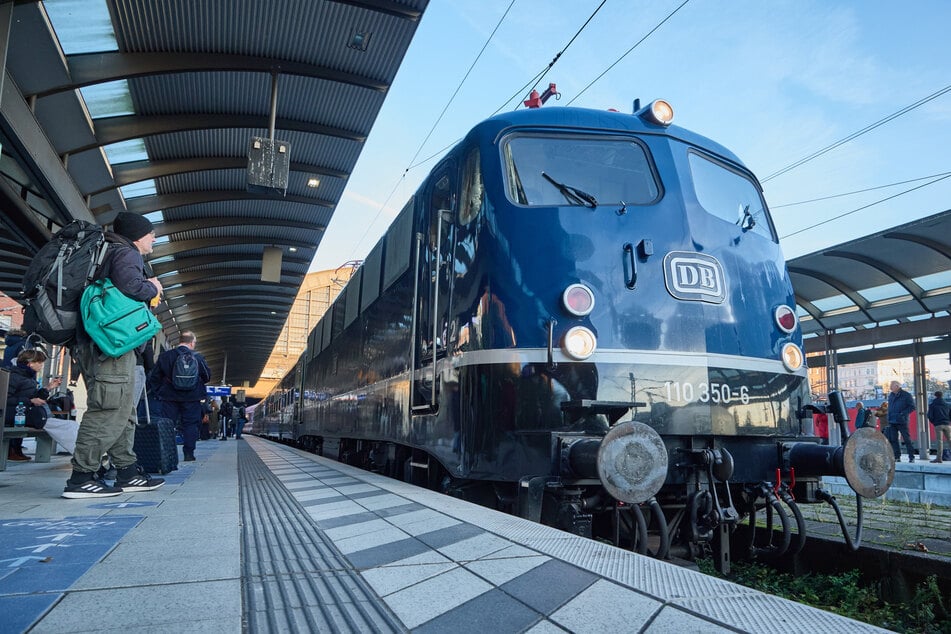 Ganz im Norden gestartet: Historischer Zug fährt zum Leipziger Weihnachtsmarkt