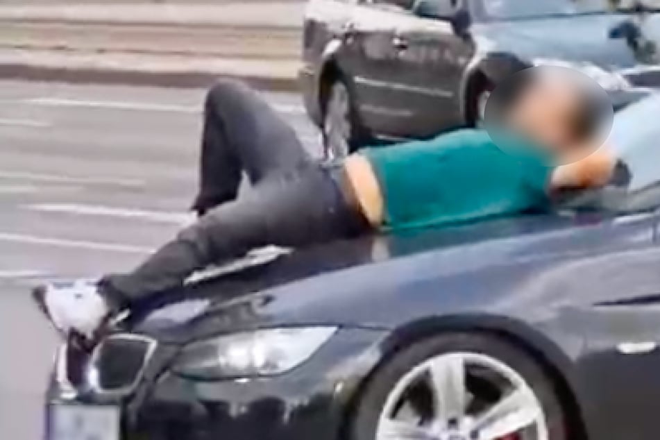Der Mann (30) legte sich unter anderem auf die Motorhaube eines BMW.
