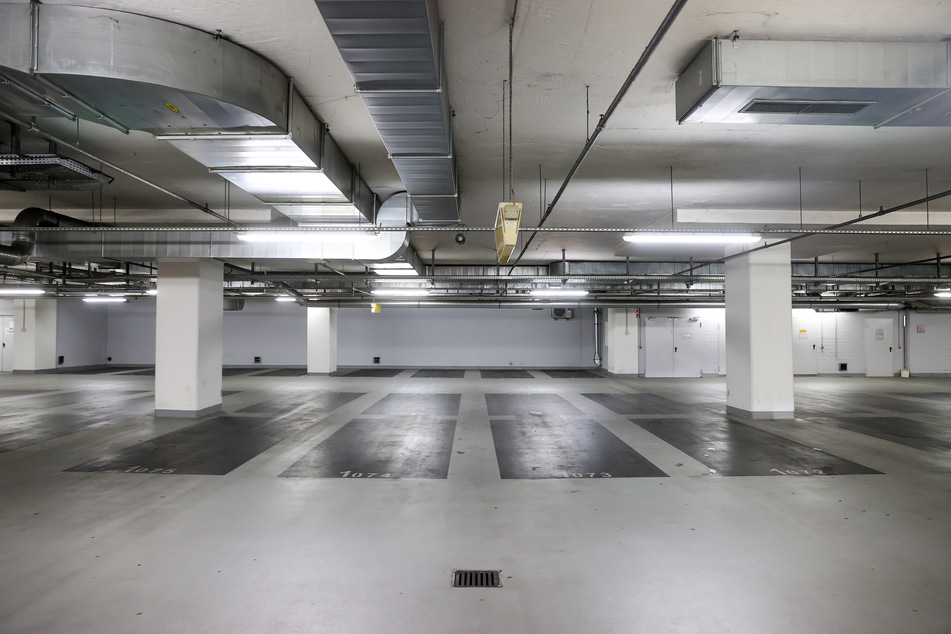 30 Menschen aus der Tuningszene haben sich in einem Magdeburger Parkhaus getroffen und damit gegen Corona-Regeln verstoßen. (Symbolbild)