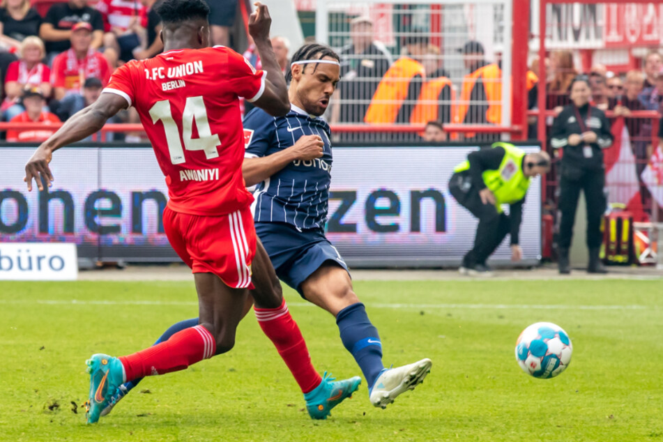 Taiwo Awoniyi (l.) erzielt den 3:2-Siegtreffer für die Berliner.