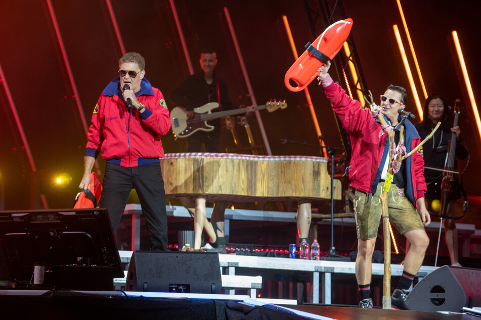 David Hasselhoff (71, l.) schaut bei der Show von Andreas Gabalier (39) in München vorbei.