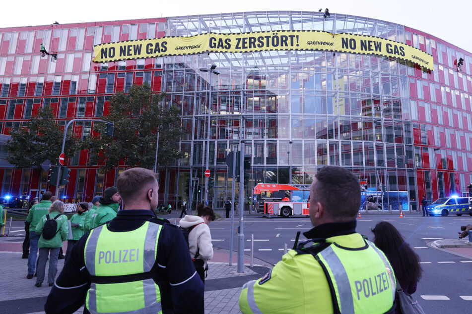 Greenpeace-Aktivisten haben an der Fassade der Uniper Zentrale ein Transparent mit dem Slogan "NO NEW GAS - GAS ZERSTÖRT!" angebracht.