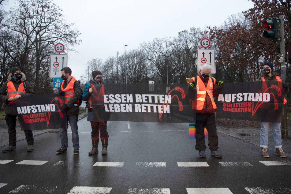 Am 24. Januar 2022 haben Aktivisten der Letzten Generation erstmals eine Straße in Berlin blockiert - damals noch, um gegen Lebensmittelverschwendung zu protestieren.
