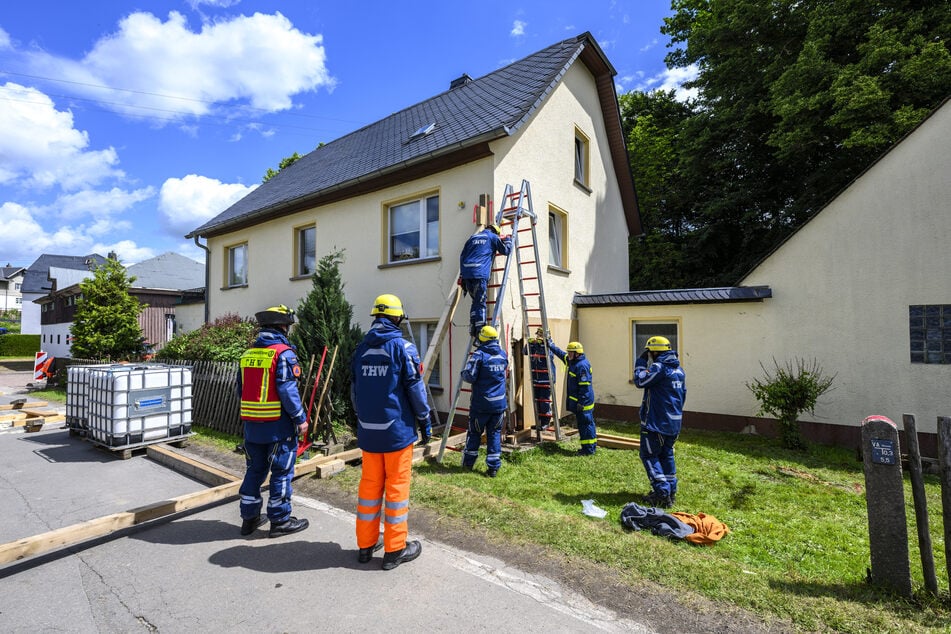 Das THW war stundenlang mit Sicherungsmaßnahmen beschäftigt.