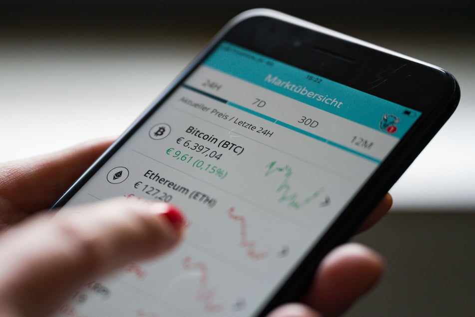 Anfang der Woche wurde der Bitcoin erstmals für über 120.000 US-Dollar gehandelt. Ab 2026 müssen Finanzinstitute Geschäfte mit Krypto-Währungen an die nationalen Steuerbehörden melden.