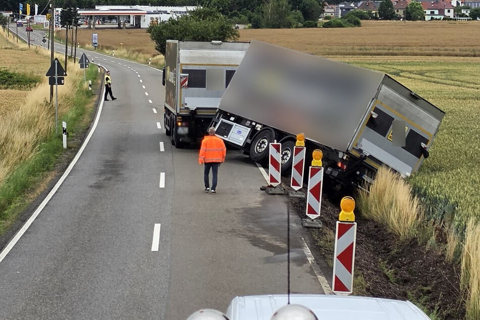 LKW-Anhänger rutscht in Graben: Bundesstraße voll gesperrt