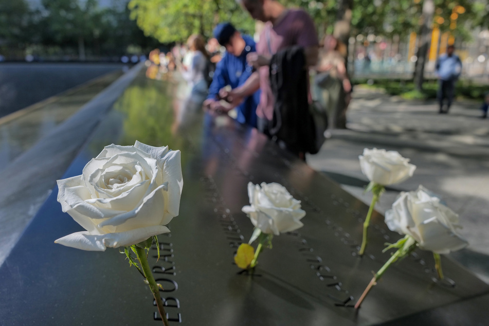 Blumen wurden an der 9/11-Gedenkstätte niedergelegt, um an die Anschläge vom 11. September vor 24 Jahren zu erinnern.