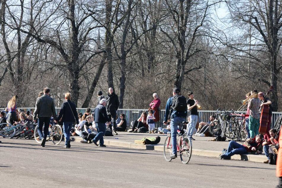 Leider nicht immer mit Abstand und Mundschutz: Auch auf der Leipziger Sachsenbrücke wurde das Wetter genossen.