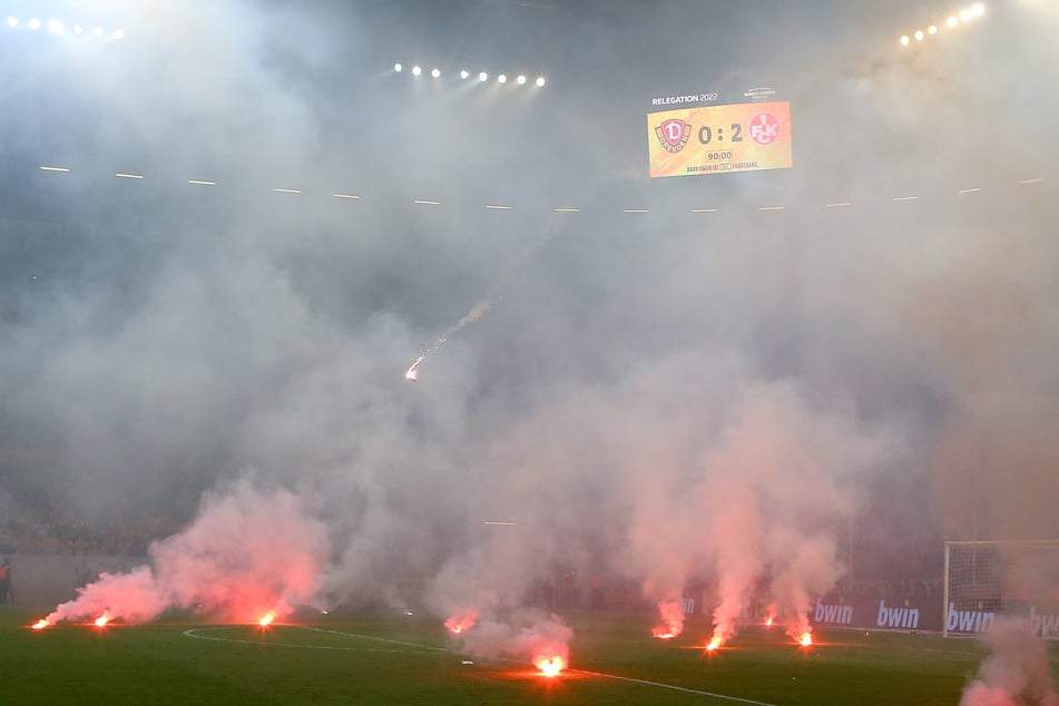 Dynamos Fans heizten ihrem Team in der Abstiegsrelegation auf die falsche Art ein.