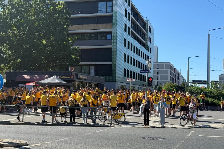 Die Dynamo-Fans stehen bereits vor dem "Susi's" und warten auf den Fanmarsch.