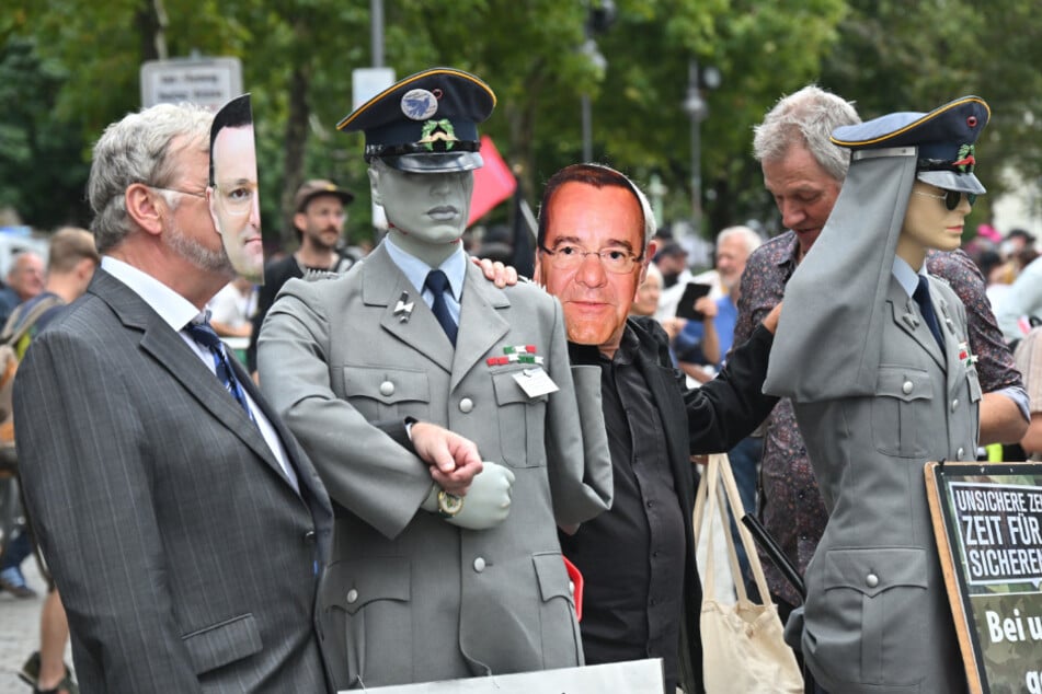 Einige der Demonstrierenden hatten sich Masken von Jens Spahn oder Boris Pistorius übers Gesicht gezogen.