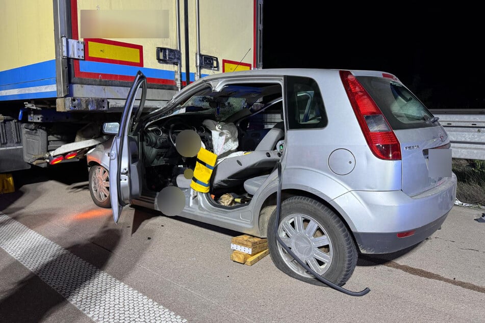 Der Ford fuhr aus ungeklärter Ursache auf den Laster auf. Dabei wurde er stark deformiert.