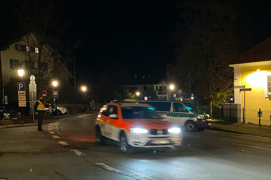 Ein Notarztfahrzeug und Polizeibeamte sind in Tegernsee im Einsatz.