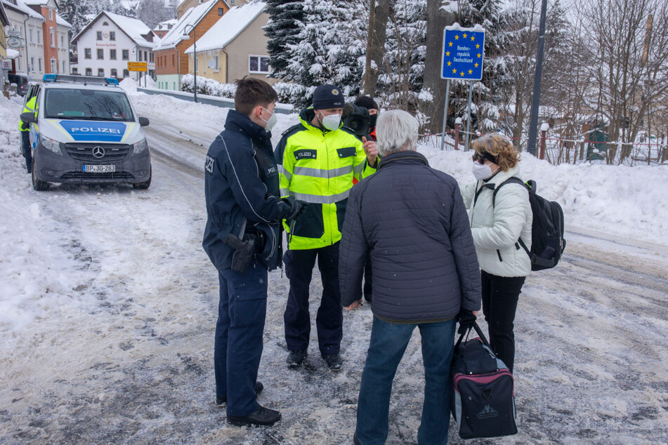 Die Bundespolizei kontrolliert an der deutsch-tschechischen Grenze am Grenzübergang in Bärenstein.