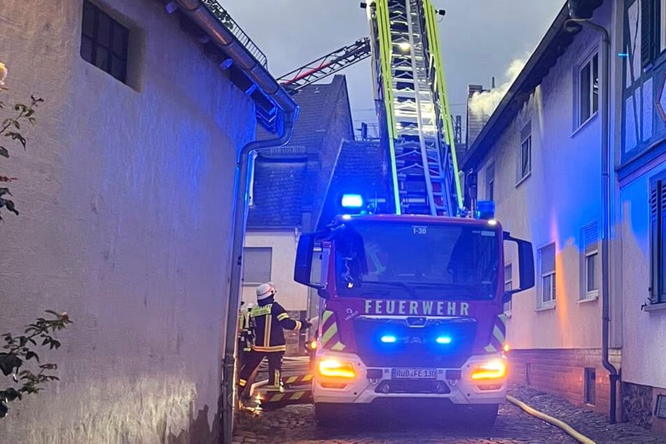 Die Feuerwehr hatte bei einem Großeinsatz in Eltville-Hattenheim am Freitagabend alle Hände voll zu tun. (Symbolbild)
