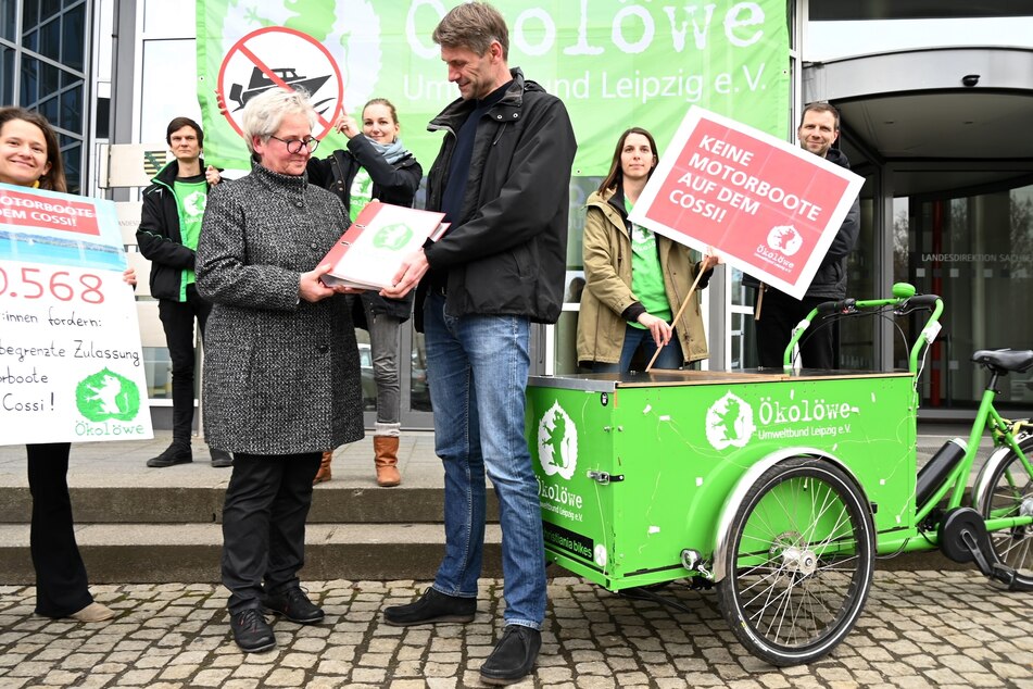 Ökolöwen-Geschäftsführer Tino Supplies (43) übergibt das Papier an die Vizepräsidentin der Landesdirektion Sachsen, Andrea Staude.