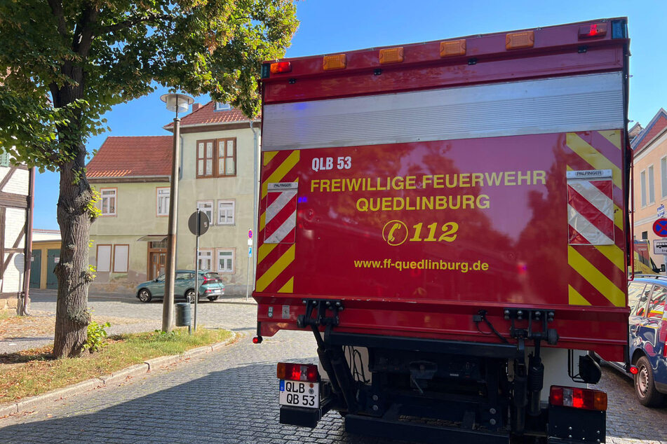 In der Weberstraße in Quedlinburg wurde am Freitag ein toter Mann aus einer verbrannten Wohnung geborgen.