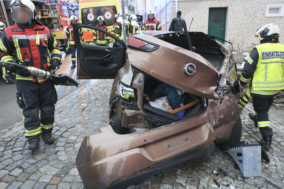 Der Opelfahrer wurde schwer verletzt ins Krankenhaus gebracht.