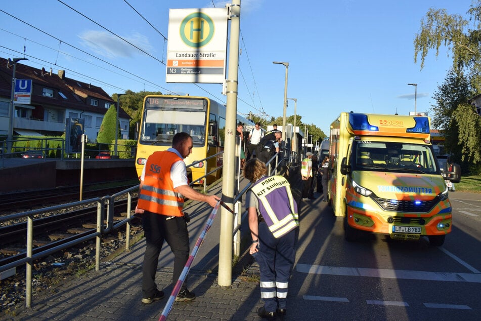 Der Mann wurde beim Überqueren der Gleise von einer einfahrenden Bahn erfasst.