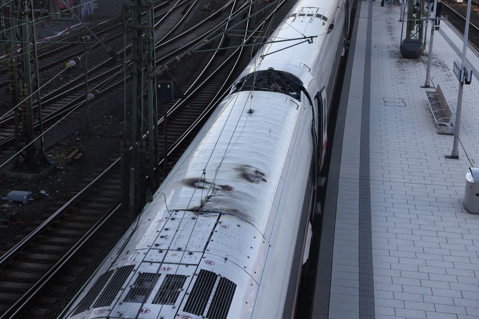 Am Sonntagnachmittag ist am Hamburger Hauptbahnhof eine Oberleitung gerissen und auf einen ICE gefallen.